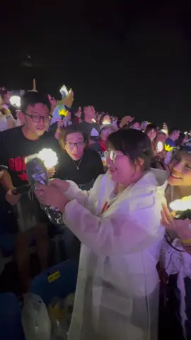 Nâng hạng giờ cuối trúng quà từ xe hoa của a Longggg 🥰🥰🥰 nhả vía cho mấy bà day2 nhaaaaa #gdragon #vip #urbermensch #wordtourgdragon2025 