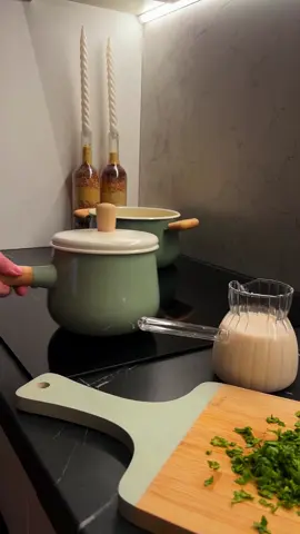 Идея ужина на 10 из 10 Куриные фрикадельки с моцареллой в сырном соусе 🧆 ИНГРЕДИЕНТЫ: Куриный фарш - 700 гр. Моцарелла - 100 гр. Специи для курицы - 1 ст.л. Соль по вкусу Сухой чеснок - 1 ст.л. Для соуса: Плавленый сыр - 180 гр. Молоко - 350 мл. Соль по вкусу Черный перец по вкусу  Сухой чеснок - 1 ст.л. Зелень (у меня петрушка и шпинат)  Пармезан - 20 гр. 1. Моцареллу нарезать небольшими кусочками. 2. К фаршу добавить специи, и хорошо вымесить. 3. Мокрыми руками сформировать фридельки, в середине которых окажется кусочек моцареллы.  4. Выложить фрикадельки в форму для запекания.  5. Запекать в предварительно разогретой до 180 духовке. Минут 25. 6. Для соуса смешиваем все ингредиенты,и доводим кипения. В конце добавляем пармезан, и мешаем до полного его растворения. 7. Вливаем горячий соус в форму с фрикадельками. И запекаем еще 20 минут.  Готово🔥 обязательно пробуйте 🫶🏻 #ужин #рецепт #готовка #еда #едимдома      