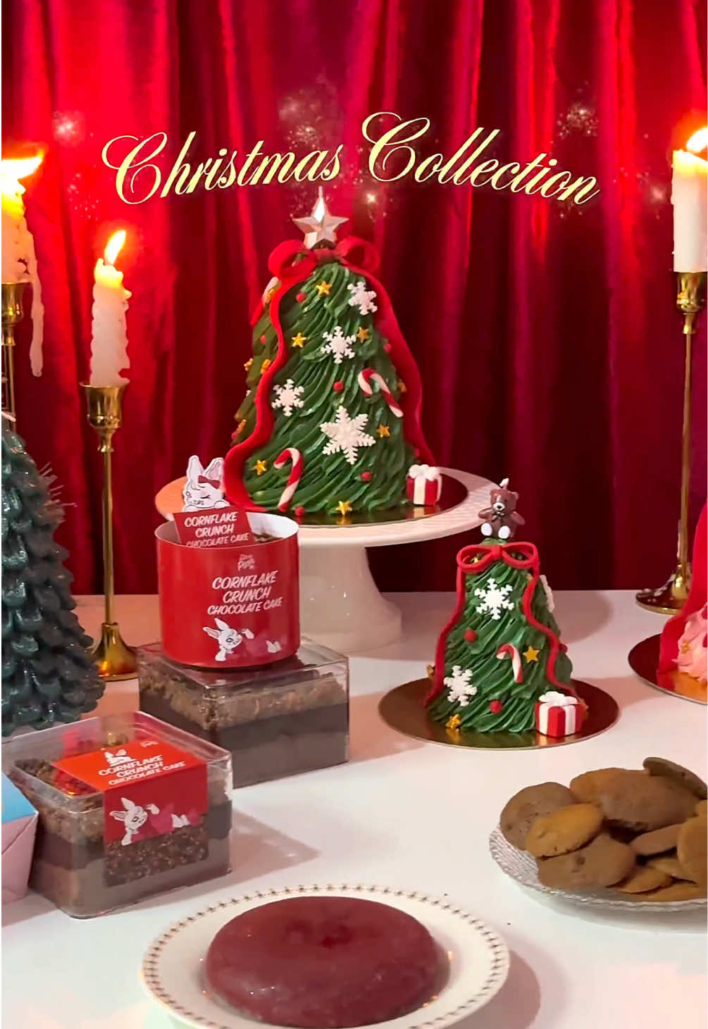 🎄Christmas Collection ปีนี้เรามีอะไรบ้าง💖 ❄️ Snowflake Xmas Tree Cake เค้กที่ขายดีที่สุดของปี! ด้านในเป็นเค้ก Chocolate Pudding เข้มข้น มีให้เลือก Size S และ Size Mini 🍓 Dubai Matcha Strawberry Mochi ดับเบิ้ลความพิเศษจากช็อกโกแลตดูไบสุดไวรัล ด้วยความนุ่มหนึบของโมจิและความละมุนของซอสสตรอเบอรี่ มาในกล่อง 4 ชิ้น และ 8 ชิ้น 🥣 Cereal Cookie Crunch คุกกี้กรอบที่กินกับนมแล้วต้องหลงรัก 🍪 1 กล่องมีถึง 2 รสชาติ Chocolate Chip และ Double Chocolate Chip 🍪 Crystal Velvet Tanghulu Cookie คุกกี้แบบใหม่ที่ได้ลองแล้วต้องว้าว! คุกกี้เคลือบน้ำตาลถังหูลู่ กรอบนอกนุ่มใน ครีมชีสฉ่ำๆ หอมหวานกำลังดี  🍫 Cornflake Crunch Chocolate Cake Box เค้กช็อกโกแลตกรอบพรีเมียม ซอสเข้มข้น มีให้เลือกทั้ง แบบ cake box และ เค้กชิ้นวงกลมดีไซน์สุดคิวท์ #TheRollingPinn #ChristmasCollection #Christmas #dessert #Christmastree 