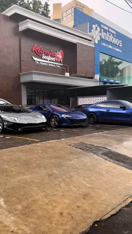 Surabaya after rain #surabaya #indonesia #cars #lamborghini #kurniaseafood 