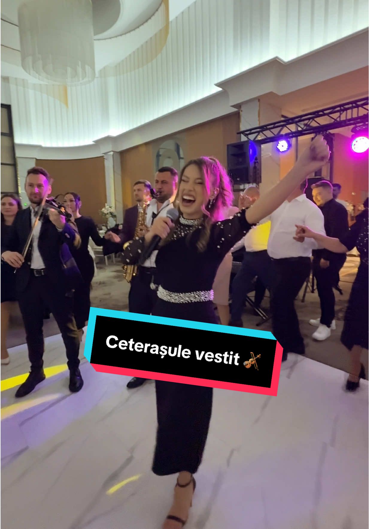 Ce nuntă minunată am avut la Bistrița, la sfârșit de sezon, cu oameni jucăuși și plini de viață! Mulțumim, domnului @Cristian Pomohaci pentru cele mai frumoase și autentice cântece pe care le cunoaște și le cântă întreaga țară!  #bistrita #jocpopular #folclor #denisabalu #viralvideo 