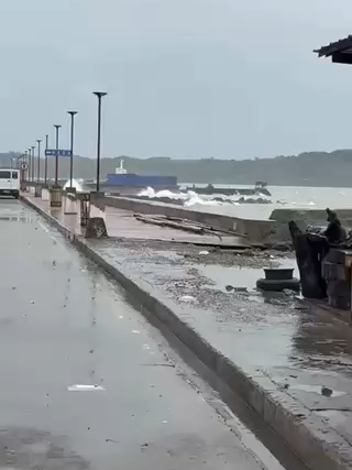 PANOORIN: PAGHAMPAS NG ALON SA DALAMPASIGAN NG ILOILO CITY Kuha sa video kaninang 3:30 PM ngayong araw, Nov. 9, ang paghampas ng mga alon sa dalampasigan sa Fort San Pedro, Iloilo City dahil kay Super Typhoon Uwan. 📸: Nicoo Maguad