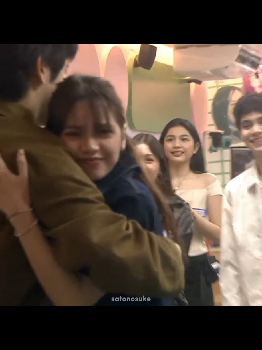 Starstruck si Ashley when meeting her celeb crush (Joshua Garcia) sobrang kilig eh.😆❤️ Tas si Princess naman kay Papa P, grabe din kiligin. Tawa ko dun sa ihatid daw niya asawa niya😆 Kulang nalang sumabog bnk sa lakas ng kanilang ingay HAHAHAHAHA #pbb #ashleysarmiento #princessaliyah #pbbcelebritycollabedition #pbbcelebritycollabedition2point0 