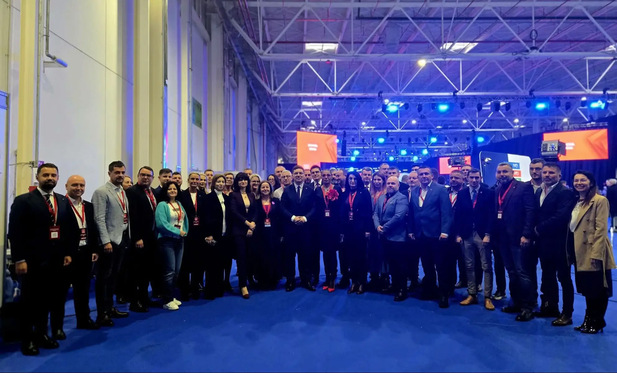 #VictorNegrescu: ,,Congresul PSD reprezintă un moment important pentru parcursul meu politic. Am făcut un pas în față știind că nu va fi ușor, că orice spui riscă să fie interpretat, că nu poți să fii prieten cu toți și că dezbaterile de idei devin în politica românească o bătălie la baionetă cu instrumente la limita decenței sau legii. Nu voi schimba însă modul în care am făcut politică. Voi miza pe proiecte și rezultate, voi păstra abordarea pozitivă, voi susține până la capăt ce cred așa cum am avut curajul să o fac când puțini mă susțineau, voi taxa greșelile politice, inclusiv pe ale mele, și nu voi uita pentru ce fac politică. Am decis să mă implic în politică împotriva injustiției. Nu suport nepăsarea și răutatea. Am trăit pe propria piele lipsa de empatie față de cetățean din partea instituțiilor publice și știu cât de greu poate să fie uneori în străinătate provenind dintr-o țară a cărei reputație trebuie rapid îmbunătățită.  Echitatea, respectul și solidaritatea pentru mine sunt mai mult decât principii. Cred că cel mai bun lucru realizat de România a fost aderarea la UE și la NATO. Sunt un pro-european convins și am demonstrat acest lucru prin ce am făcut. De aceea, îmi doresc ca acest proiect european să funcționeze și mai bine și privesc cu îngrijorare scăderea încrederii în UE în România ce rezultă din anumite decizii politice, eminamente de dreapta, greșite.  Am determinarea să schimb lucrurile. Să demonstrez că se poate mai bine. Voi continuă să militez, cu profesionalism, pentru o Românie puternică în UE, care promovează proiectul unei Europe mai unite și mai echitabile. De aceea, fără a suna pompos, doresc să le mulțumesc tuturor celor care cred în proiectul meu și care m-au susținut de-a lungul timpului. Încep prin colegii din PS Paris unde am început politica și din PSD București unde am fost prima oară activ politic în România. Îmi exprim încă o dată mândria de a reprezenta județul Alba și o organizație a PSD Alba sufletistă și tot mai puternică, care a renăscut la ultimele alegeri. Am învățat enorm de la oamenii fantastici din regiunea noastră. Trebuie doar să îi ascultăm. În final, le mulțumesc prietenilor mei din PES activists România. Au fost alături de mine când am creat de la zero, de jos în sus, organizația noastră, m-au susținut când era să fiu exclus pentru că eram prea pro-european și prea atașat valorilor de stânga, au avut îndoieli legitime când am demisionat din funcția de ministru sau am fost singurul care a votat altfel în partid, dar niciodată nu s-au îndoit că tot ce fac se bazează pe principii și valori social-democrate puternice. Un gând bun tuturor celor care din afara politicii sprijină inițiativele și se implică în proiectele noastre. Funcțiile sunt trecătoare. Important este ce lași în urmă. Ambiția noastră trebuie să fie să construim o social-democrație autentică capabilă să facă din România o țară care se dezvoltă sustenabil, cu reguli clare și care nu lasă pe nimeni în urmă. Unii vor zice că nu se poate. Alții ne vor susține. Însă în echipă, cu siguranță, suntem mai puternici. Important este să crezi și să nu uiți de ce ești acolo.”