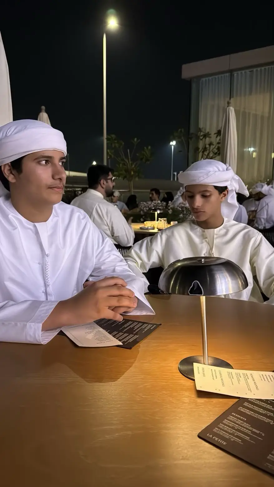 حلمت اني على روس المشارف وارمي الاهداف وابي من هو يوضح لي مداء حلمي وتفسيره جذبني بارق الرفقه وجانـي للمديح اشعاف وانا وسط السماء واسمع صداء لجة جماهيره تبون العلـــم والا ماتبـــونه للذهب صـــراف ومن غـيره ومن غيره ومن غيره ومن غيره