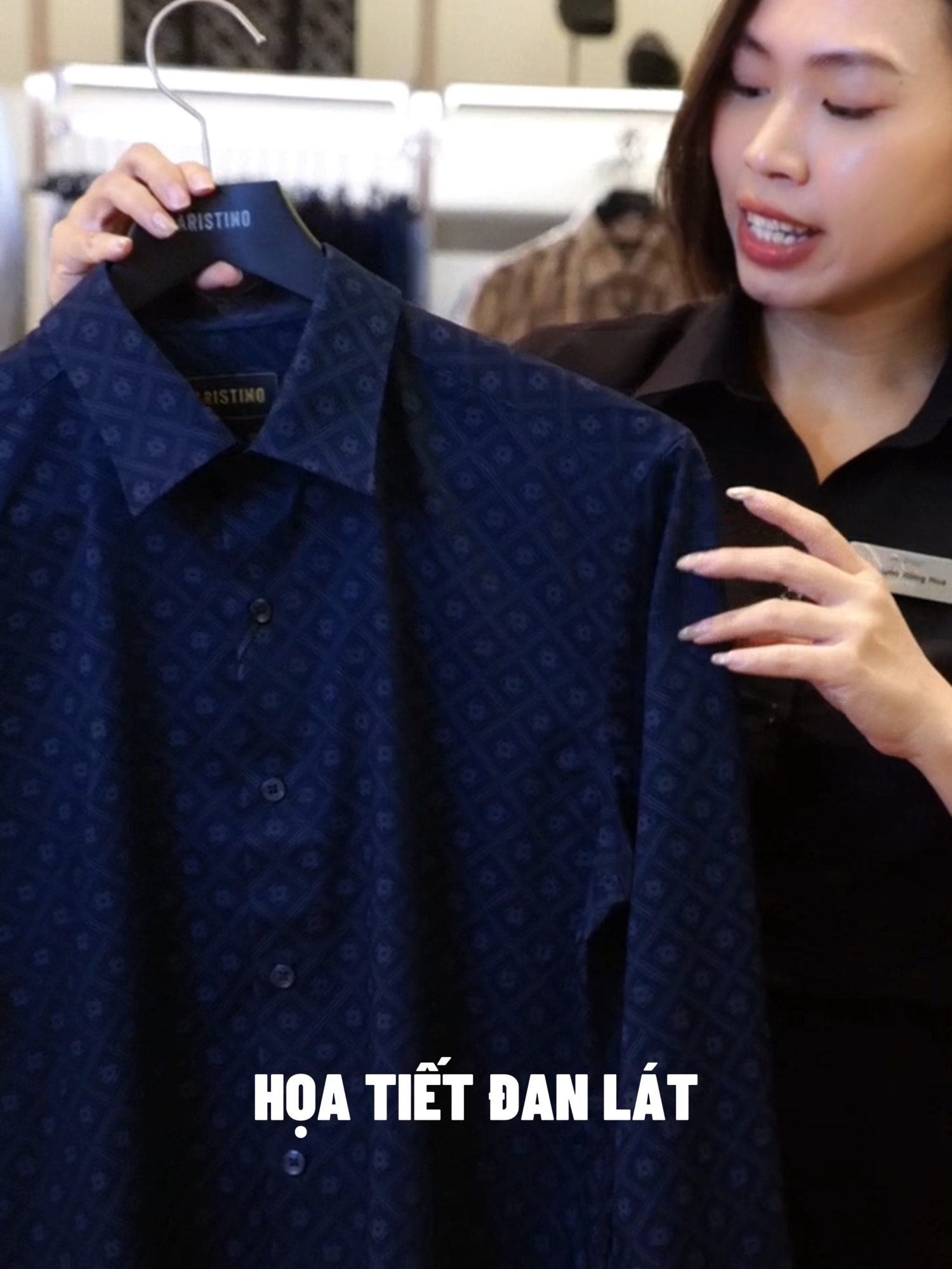 SƠ MI ARISTINO - Phom Regular Fit suông vừa vặn với hình thể mà vẫn tạo cảm giác thoải mái. Thiết kế ấn tượng với biểu tượng mặt trời huyền thoại cách điệu kết hợp cùng hoạ tiết Đan Lát độc quyền của Aristino được in trên áo, tạo nên vẻ lịch lãm và sang trọng cho quý ông hiện đại. #aristino #aristinoonline #tiepnoihuyenthoai #huyenthoaitre #thoitrangcaocap #somi