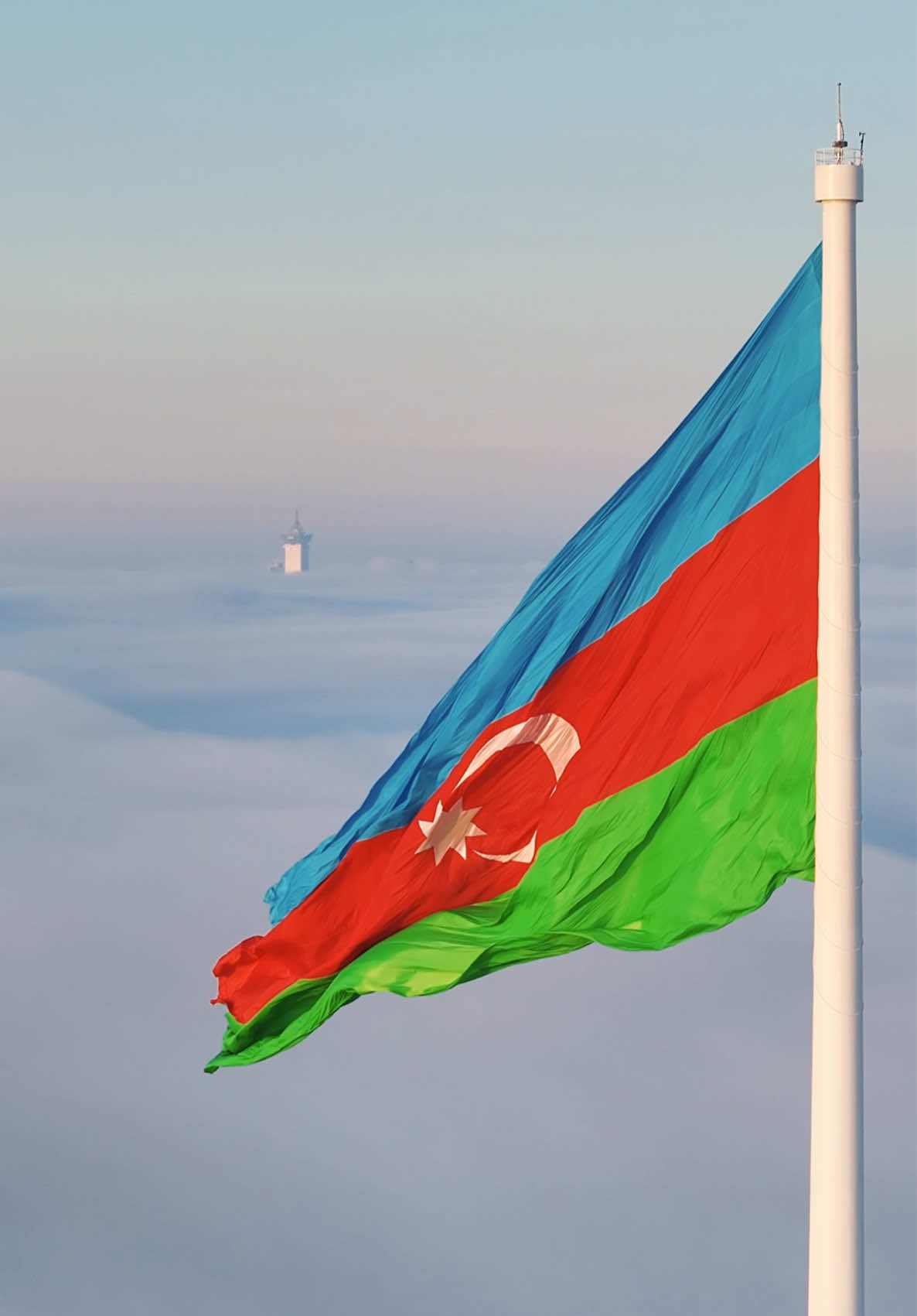 🇦🇿9 Noyabr – Azərbaycan Dövlət Bayrağı Günü! Bayrağımız təkcə bir rənglər bütünü deyil, tariximizdir, şəhidlərimizin qanı ilə yüksələn qürur mənbəyimizdir. Hər dalğalandığında bu torpağın azad və müstəqil olduğunu dünyaya bəyan edir. #9Noyabr #BayraqGünü