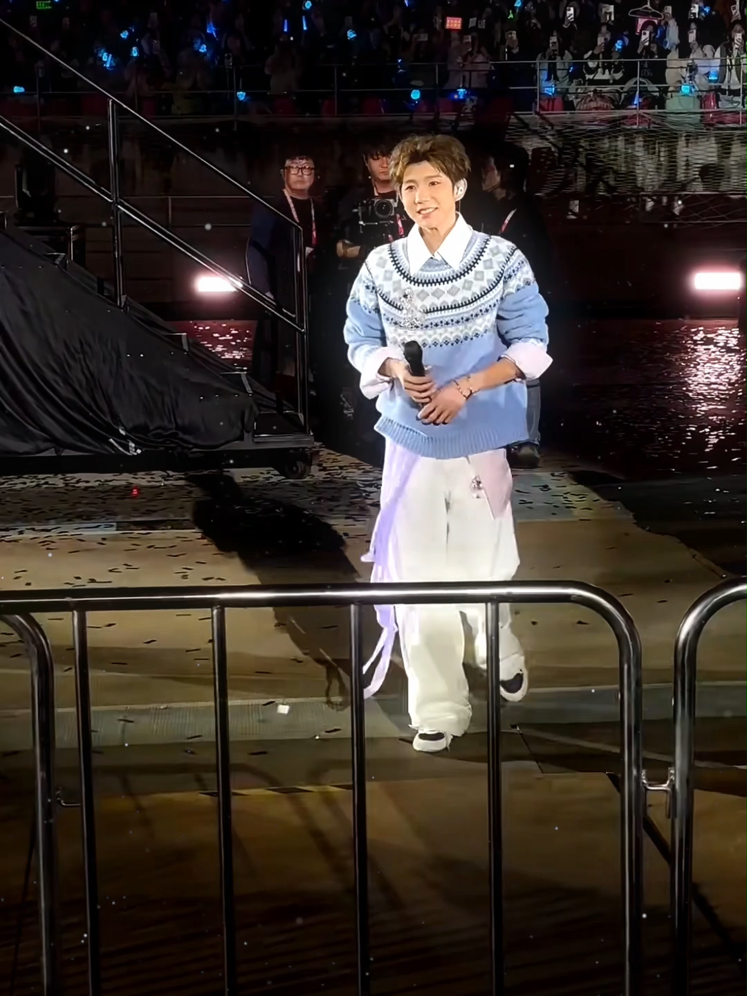 Không có xe diễu hành nên anh tôi chạy xuống giao lưu với fans luôn =)))))) qua giờ nhốn nháo vòng fan vì không ai tưởng tượng được Trung Quốc có vụ ca sĩ bám rào đu fan 😂#王源 #vuongnguyen #王源宇宙超级无敌大狂欢巡演