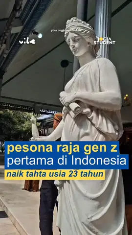 Inilah Raja muda dari generasi Z, KGPAA Hamangkunegoro, telah resmi menobatkan diri sebagai Paku Buwono XIV pada usia 23 tahun, menggantikan ayahandanya, Paku Buwono XIII, yang berpulang pada 2 November 2025. Lahir pada 26 September 2002, ia merupakan lulusan Fakultas Hukum Universitas Diponegoro dan saat ini tengah melanjutkan studi S2 di Universitas Gadjah Mada.  Dikisahkan sejak kecil, KGPAA Hamangkunegoro dikenal dekat dengan tradisi dan aktivitas budaya, ia kerap menarikan wayang orang serta gemar mendaki Gunung Lawu. #rajasolo #pakubuwono #jawa #indonesia 