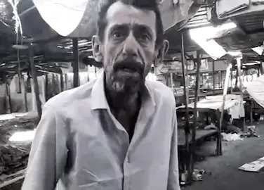 الشاعر نجم عبد العال.. ربما لا يعرفه أحد منكم، لذا دعوني أقدّمه لكم باختصار: هو كاتب أغنية “ينادي هاجس بروحي” التي غنّاها الفنان كريم منصور، وهو أيضًا نجل الشاعر عبد العال المعروف على مستوى الوطن العربي، وصاحب الدواوين الشعرية التي تملأ رفوف المكتبات. عائلتهم معروفة ولها مكانتها المحترمة في محافظة ميسان. نجم أحبّ فتاة، ولكن شاءت الأقدار أن تتزوج من غيره. خسرها، ومنذ لحظة زواجها عاش أسوأ أيام حياته، حتى فقد صوابه تقريبًا. تخلّى عن كل ما يملكه، من أملاكٍ ومكانةٍ اجتماعية وشعرية، وقرّر أن يعيش على الأرصفة. صباح اليوم، كنتُ في أحد الأسواق الشعبية العشوائية في محافظة ميسان لإنجاز عملٍ ما. وبينما كنتُ أسير في السوق، سمعتُ صاحب البقالة يتحدث إلى صديقه قائلاً: “أي، هذا هو عبد العال.” فأدركت على الفور من يقصد، وبدأت أبحث عنه. رأيته جالسًا على الرصيف خلف أحد البسطات في علوة الطحين، وكان منظره يحطّم القلب، لا لأنه “نجم عبد العال” فحسب، بل لأنّ أي إنسانٍ لو رآه بهذا الحال، لشعر بالألم. وجهه الحزين، وطريقة تدخينه للسيجارة، وهيئته، وملابسه الرثّة، ووجوده وسط سوقٍ عشوائي تفوح منه رائحة الطعام العفن والقمامة، كلّ ذلك كان مشهدًا يصعب وصفه. حاولت أن أقترب منه، لكنني تراجعت؛ خوفًا عليه، أو خوفًا من ردّة فعله تجاهي. جلستُ على مقعدٍ قريب، أراقبه، وهو أمامي، وبقيت لأكثر من عشر دقائق أتابعه وهو سارح في عالمه، يدخّن بصمت. ثم قررت أن أُلقي عليه السلام وأتابع طريقي. سلّمت عليه، فرفع رأسه ونظر إليّ، دون أن ينطق بكلمة. تحركتُ قليلًا، وإذا بي أسمعه يقول بصوتٍ خافت: “إلّا أظفر گصايبْتها.” فشعرتُ بشعورٍ غريبٍ جدًا… كيف، رغم هذا الجنون، لم ينسها؟ بل لا يزال يتمناها؟ تمتمتُ: “الحمد لله”، ومضيت في طريقي.. أنا من أولئك الذين يهتمّون بالتفاصيل العظيمة التي يراها الآخرون شيئًا تافهًا، أو يظنونها مجرد جنونٍ لرجلٍ يسكن الرصيف. بعد هذا الموقف، أدركتُ كم هو عظيمٌ الحب، وكم هو جميل، وكم هو صعبٌ ومؤلم. الحبّ يستطيع أن يهدم جبلًا مثل نجم عبد العال، ويجعله يفترش الأرض.. لكنه، في الوقت ذاته، قد يعيد بناءه جبلًا. “الحبّ حياةٌ لِمَن يُحبّ.” وهذا يُذكرني ببيتٍ من شعر “قيس بن الملوّح” يقول فيه: صريعٌ من الحبّ المُبرّحِ والهوى وأيُّ فتىً من عِلّةِ الحُبّ يَسْلمُ؟!    ( مرفق الفيديو من شخص آخر ..؟ ) 