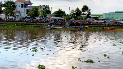 Sư xin đính chính lại chùa Champa năm sau không có chơi độc mộc, nhưng đóng ghe mới ván ghép không xài cần câu.