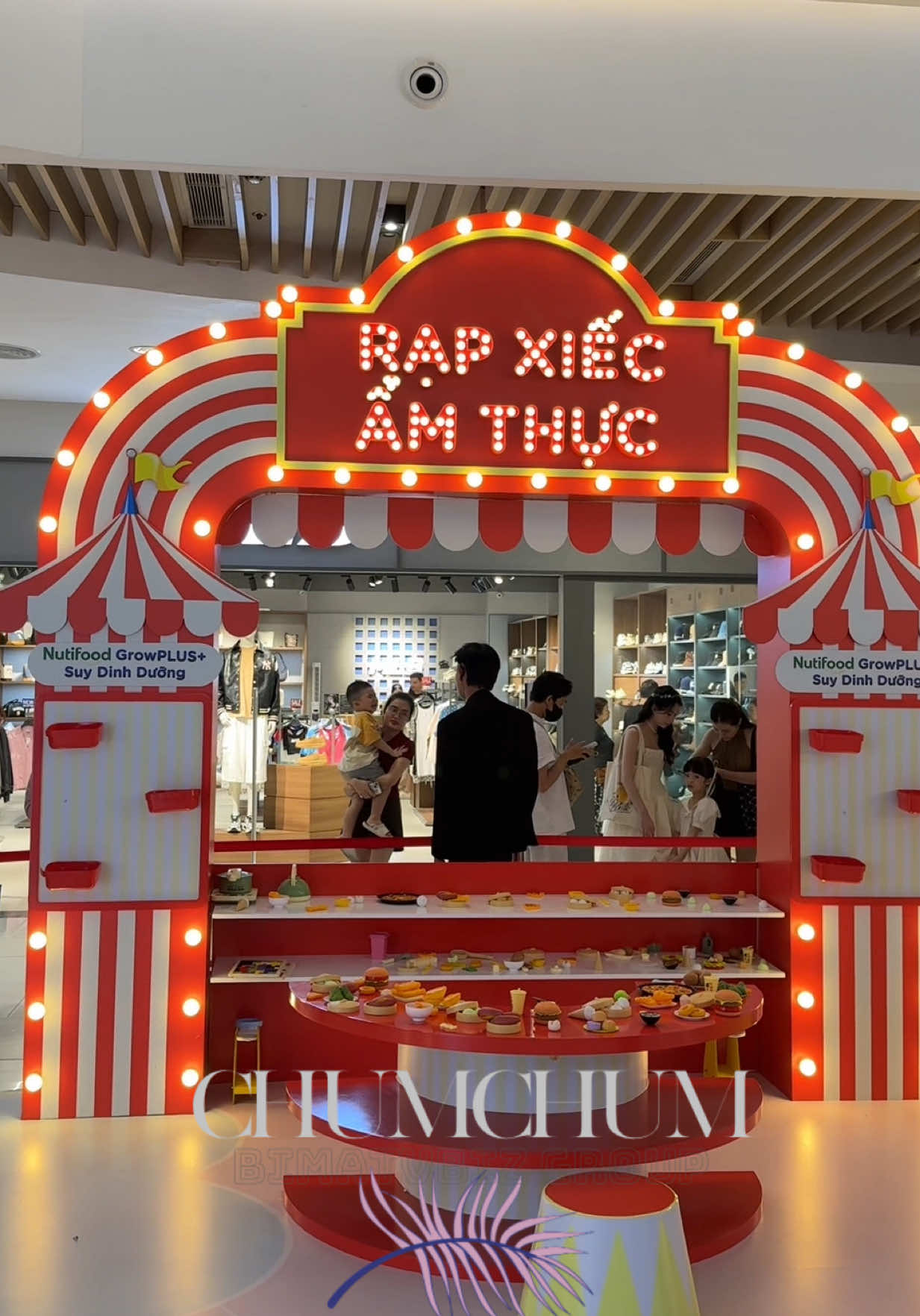 Các gian hàng cực xinh xắn và đáng yêu cho các bé đến chơi và trải nghiệm tại ngày hội Vẽ chuyện lớn của Nutifood GrowPlus+ #NutifoodGrowPLUS #Ngayhoivechuyenlon  #NutifoodGrowPLUStangcan #SuyDinhDuong #NutifoodGrowPLUSbychumchum