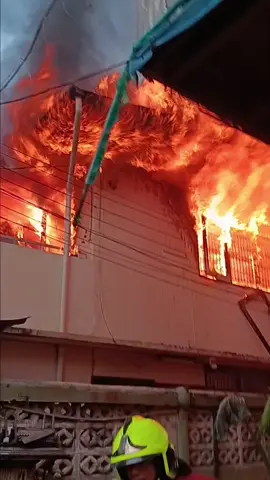 วันที่ 9 พฤศจิกายน 2568 เวลา 17.22 น. รับแจ้งจากสายด่วน 199 เหตุเพลิงไหม้บ้านเรือนประชาชน ซอยจรัญสนิทวงศ์ 35 แยก 6 ถนนจรัญสนิทวงศ์ แขวงบางขุนศรี เขตบางกอกน้อย เจ้าหน้าที่สถานีดับเพลิงและกู้ภัยบางขุนนนท์ กำลังไปที่เกิดเหตุ สถานที่เกิดเหตุ https://maps.app.goo.gl/kyLSL63tkEin8vAJ7 #ศูนย์วิทยุพระราม199