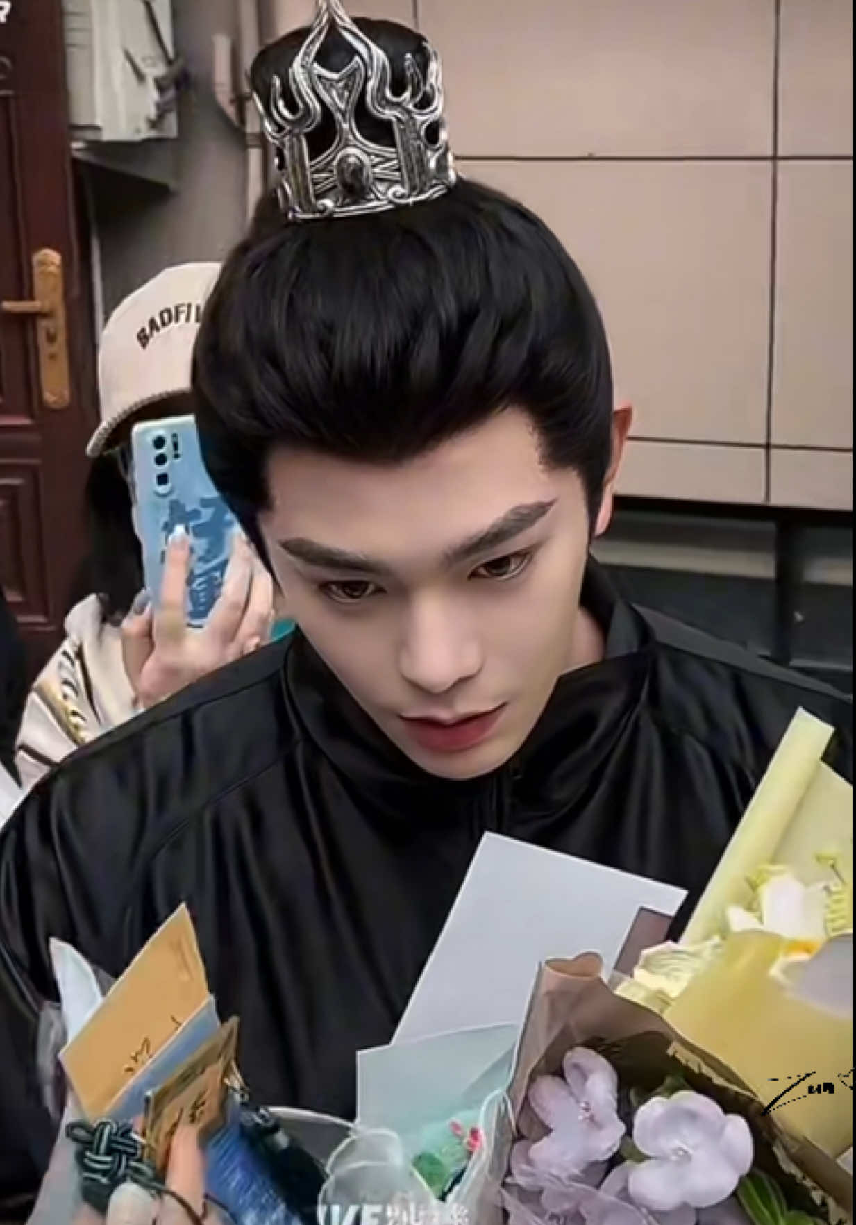 Một chút nhật ký đi làm của Đinh Vũ Hề thời quay Sơn Hà Chẩm 🥰 với rất nhiều clip cự ly siêu gần, siêu siêu đẹp trai 😍 tạo hình Vệ Uẩn đẹp, mới đóng xong Trường Lạc Khúc nên vẫn khá đô con, giá trị nhan sắc khoảng thời gian này thật sự không đùa được 😍 #dinhvuhe #dingyuxi #丁禹兮 #veuan #sonhacham 