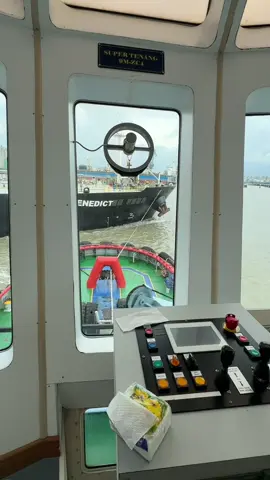 Muatan minyak rambut😎 Cukup untuk pemakaian 100tahun, tapi yg botak tidak kebagian bro😜😜😜#justqiding #tanker #lbt #captainheritson #westportsmalaysia🇲🇾 #supertenang #shiphandling 