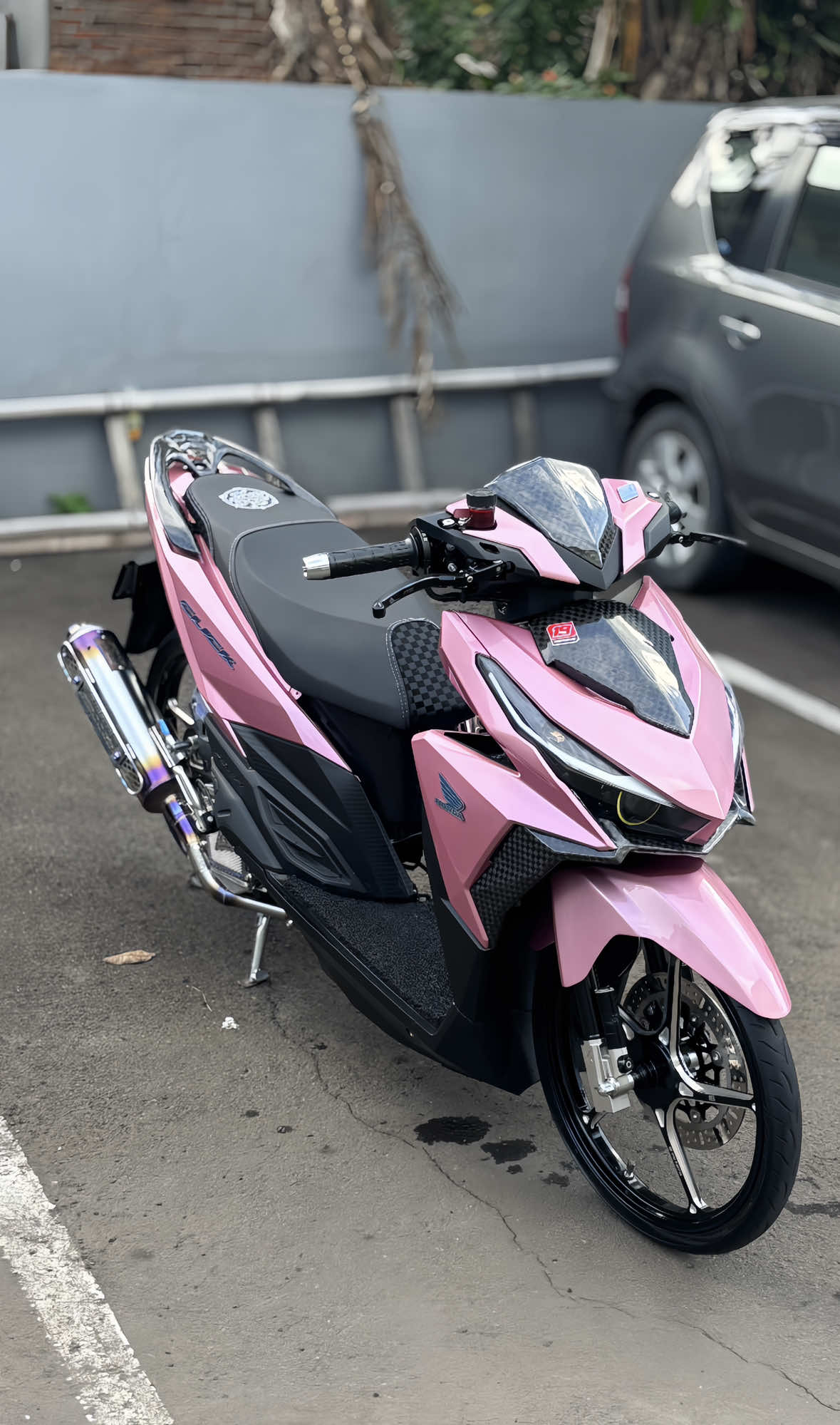 Bagian | 1  Nih buat yang nanyain ,produk penghitam body kasar ,gw pake produk dari @RS31 OFFICIAL   RS31 Super Black Magic adalah ramuan cairan khusus yg berfungsi untuk menghitamkan kembali plastik trim yang rusak, pudar, kusam,RS31 Super Black Magic bersifat permanen dan hydropobic/efek daun talas. Bisa digunakan untuk spakbor plastik, dashboard, deck motor matic, tutup knalpot berbahan plastik, spion, gril, fender dan bagian exterior/interior lain yang terbuat dari plastik bertekstur