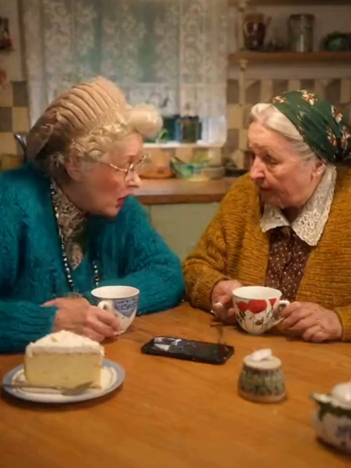 🎭👵 Life coach czy teściowa? Babcie wybierają sprawdzone metody! Sąsiadka chodzi do life coacha, ale babcie wiedzą lepiej: obcy facet doradzi? A gdzie teściowa! 😂 Psycholog, coach, terapeuta – wszystko fajnie, ale teściowa powie wszystko za darmo i jeszcze dołoży komentarz! 💡 💬 A Ty – wolisz life coacha czy babską mądrość? Daj znać! ❤️ Like, jeśli teściowa zawsze miała rację! #BabcieWiedząLepiej #LifeCoachCzyTeściowa #HumorRodzinny #PolskaBabcia #ZŻyciaCodziennego #SatyraDomowa #DarmoweRady #TeściowaRulez — Celem naszych filmów jest dostarczanie rozrywki i wiedzy, często poprzez satyrę. Nie traktujcie wszystkiego całkiem serio :) Ten materiał został wygenerowany z wykorzystaniem AI.