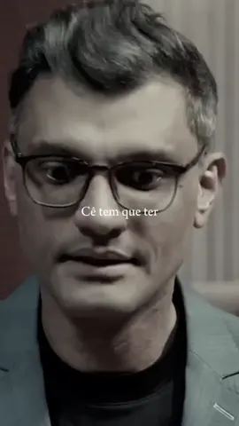 Tome cuidado ao empregar as palavras com as pessoas. Porque palavras são sementes. E o que você lança com a boca… um dia volta pra sua vida em forma de colheita. Tem gente que destrói o outro com ironia, sarcasmo e humilhação — e depois se pergunta por que vive cercado de solidão e conflitos. Tem gente que diz “foi sem querer”, mas esquece que a língua não erra o alvo quando o coração está contaminado. A Bíblia diz que “a vida e a morte estão no poder da língua” (Provérbios 18:21). Ou seja, cada palavra pode curar ou ferir, levantar ou derrubar. E às vezes o que falta na nossa vida não é mais oração, é mais sabedoria pra falar. Antes de responder alguém, ore. Antes de criticar, respire. Antes de ferir, lembre-se: Jesus calou diante de quem o acusava. Nem tudo precisa ser dito. E o silêncio, às vezes, é a fala mais sábia que existe. Porque no fim, quem fala com amor, semeia paz. E quem fala sem amor… colhe arrependimento. 💭✝️ 🎤📽️ Tiago Brunet  #palavras  #fala  #palavrasdedeus  #cuidado 