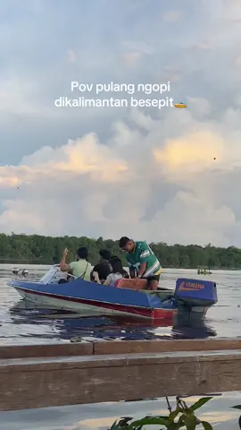Yang nanya dikalimantan ngopi berangkat pake kendaraan apa nih pakai jukung jar #kalimantan #sampit #kalteng #fyp #xybca 