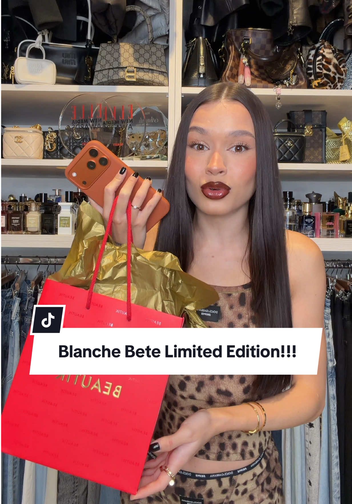 azi e ULTIMA zi in care e reducere pe Beautik!!! 🥹 25% off la TOT, intra si parfumul asta in editie limitata (am verificat acum) 🤍 Blanche Bete de la @Liquides Imaginaires 🥛 de cand am filmat am apucat sa il port cateva zile si DOAMNE 😭😭😭 huge huge compliment getter si mai mult de atat, il simt eu pe mine toata ziua! 🥹 il recomand din inima pt sezonul asta… iar ca sa va mai fac 2 recomandari super nice pt sezonul rece, eu momentan iubesc si Jusbox - Sisters B4 Misters si SoraDora - Jany tot de la @Beautik 🥧 voi v-ati luat ceva de BF? 🥹 #gifted 