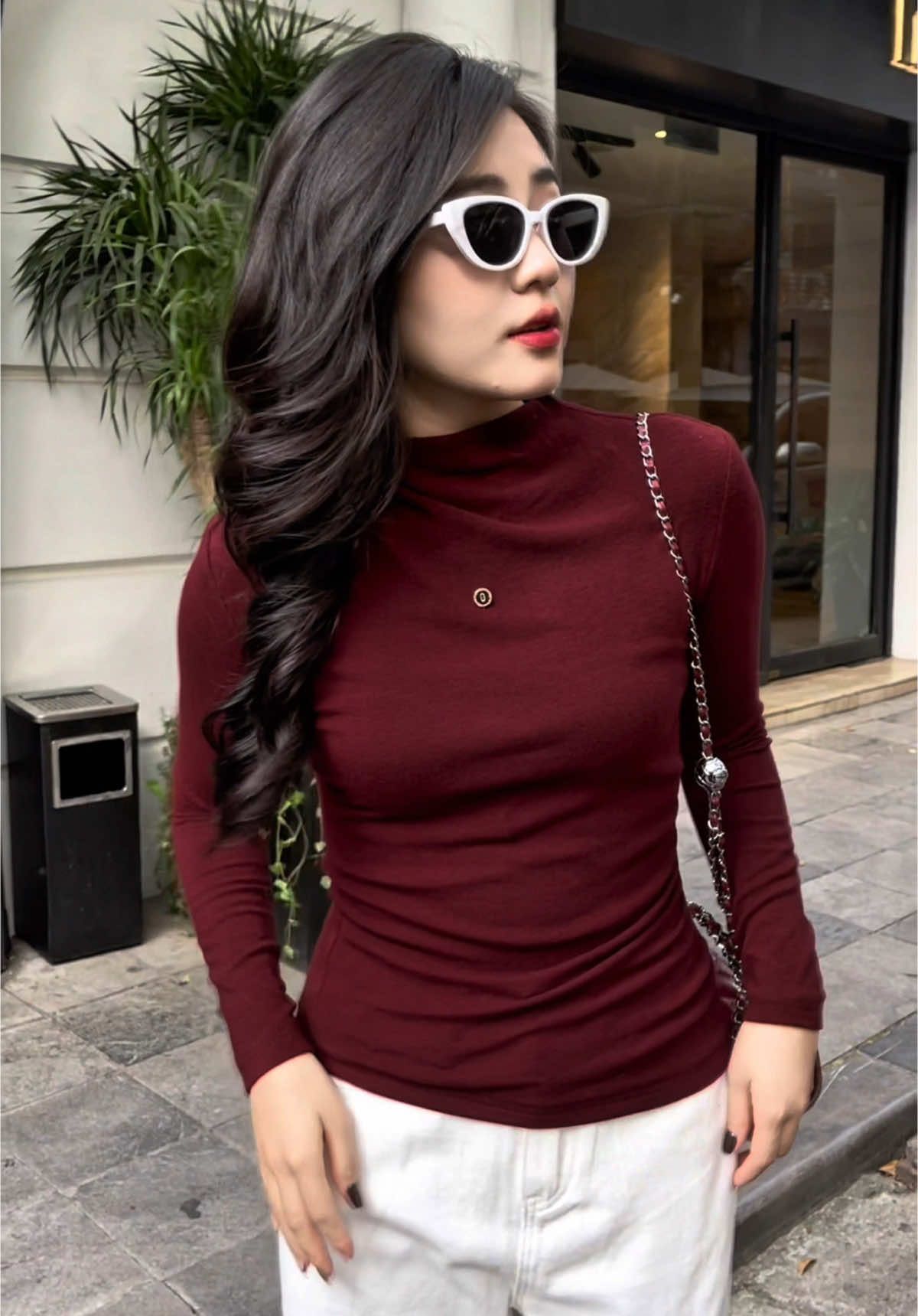 Thời tiết se lạnh rồi, chỉ cần diện em áo thun giữ nhiệt dài tay này là vừa đủ ấm, vừa đủ xinh. Chất liệu mềm mịn, co giãn nhẹ, giúp nàng thoải mái suốt cả ngày mà vẫn giữ dáng cực chuẩn #thoitrangnu #xuhuong #evalover #aogiunhiet 