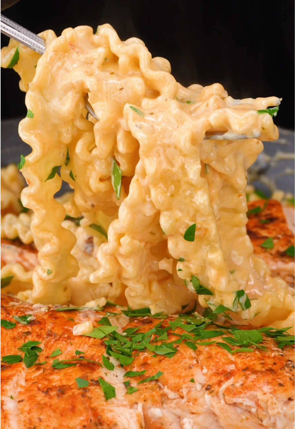 Chicken Alfredo Pasta 🍗🍝 @lionfield Approved?👀 #tiktokfood #asmr #cooking 