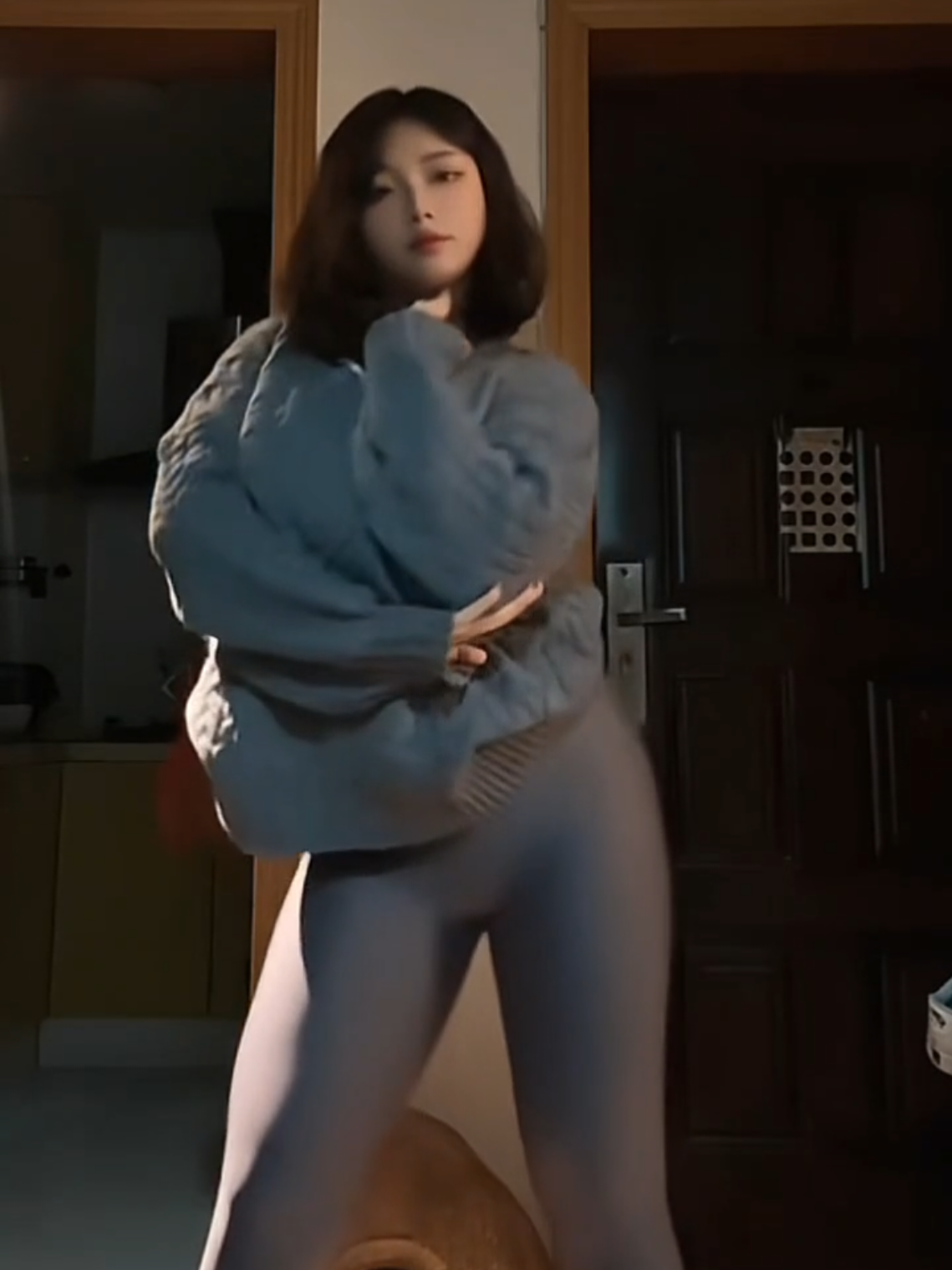 Đừng nhìn em lâu cẩn thận đậm sâu.🦋 #nhaytiktok  #gymgirl  #hongmongmanh 