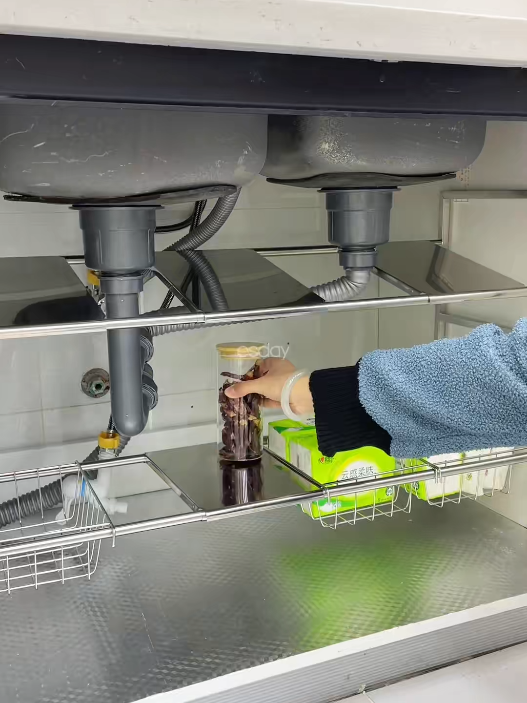 Kệ đa năng gầm tủ bếp tiện dụng #giadung #kenhabep #kedanang #dodungnhabep #dodunggiadung #kegambep