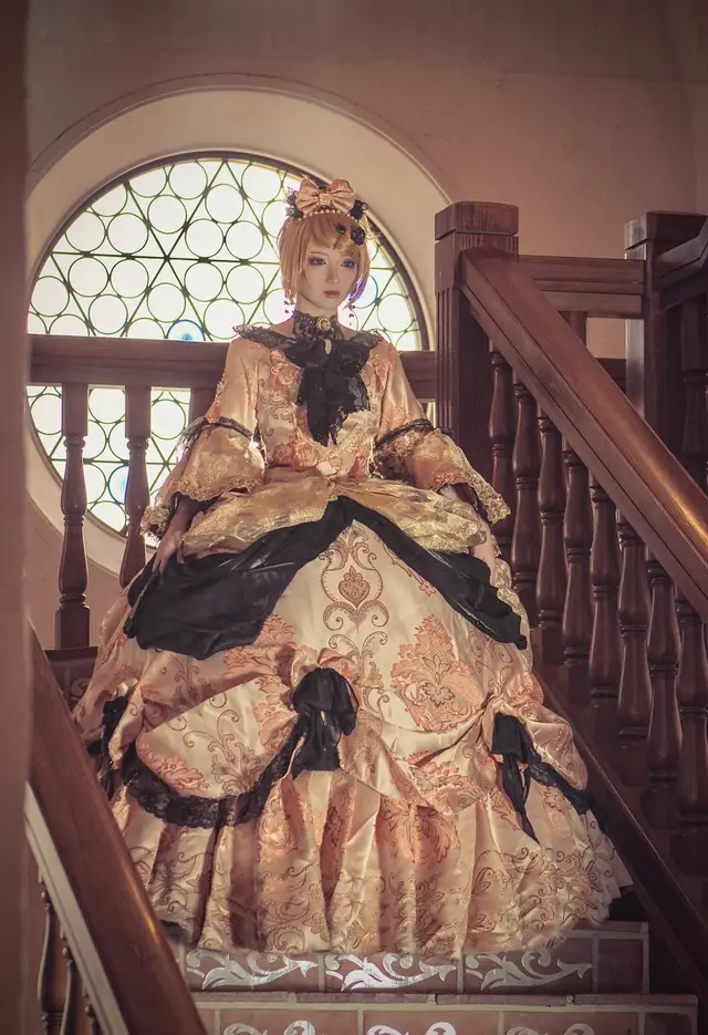 さぁ、ひざまずきなさい！ ------------ 悪ノシリーズは私の青春であり、VOCALOIDを好きになったきっかけでもあって、とっても大切で大好きな作品です🫶 ドレスすごく重たくて椿ちゃんにいっぱい介護してもらった🙏🙏 📸椿ちゃん #cosplay #cosplayer #vocaloid #rinkagamine #akunomusume #vocaloidcosplay #kagaminerin  #rinkagaminecosplay  #悪ノ娘 #悪ノシリーズ  #コスプレ #コスプレイヤー #ボカロ #ボーカロイド #鏡音リン #悪ノp #リリアンヌ