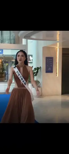 Hương Giang chào hỏi thân thiết với admin page Missosology  #xuhuong #trasen_beauty #missuniverse2025 #nguyenhuonggiang #missuniversevietnam2025 