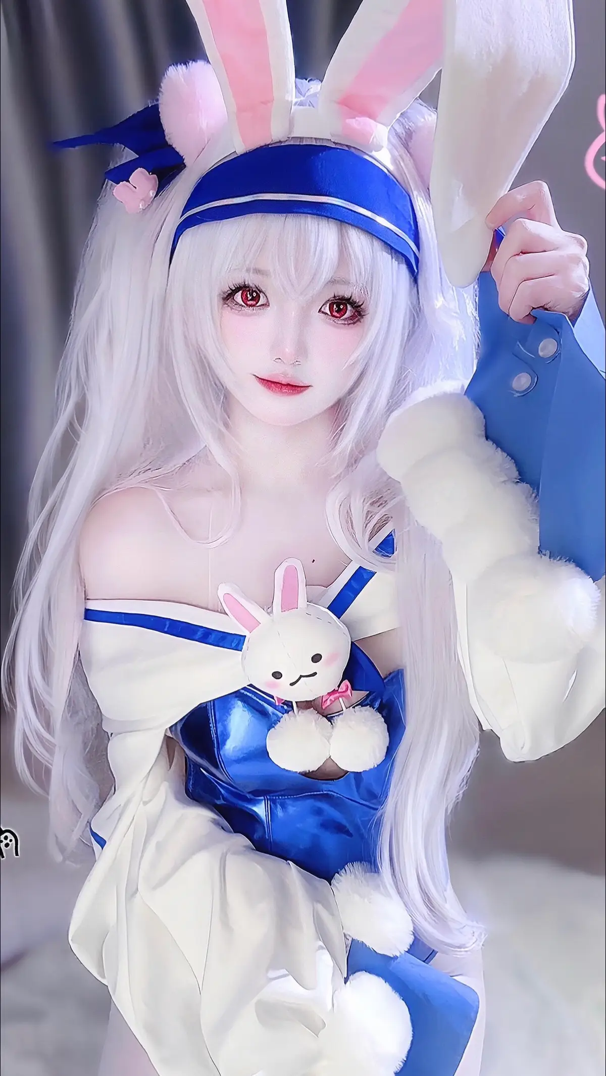 Cảm ơn vì ai đó đã mang đến em tiếng cười 谢谢那个人带给你笑容 Xièxiè nà gèrén dài gěi nǐ xiàoróng Điều mà em luôn thiếu từ khi chúng tôi xa rời 那是你从我们分开后一直缺少的 Nà shì nǐ cóng wǒmen fēnkāi hòu yīzhí quēshǎo de Được nhìn em hạnh phúc là lý do khiến tôi muốn tồn tại 看见你幸福是我想继续存在的理由 Kànjiàn nǐ xìngfú shì wǒ xiǎng jìxù cúnzài de lǐyóu Trong cuộc đời này dẫu bao điều ngang trái 即使这人生中有那么多不顺 Jíshǐ zhè rénshēng zhōng yǒu nàme duō bú shùn Đằng sau lưng em vẫn là anh dõi theo mỗi ngày 在你背后，我依然每天注视着你 Zài nǐ bèihòu, wǒ yīrán měitiān zhùshì zhe nǐ Dù thời gian mình buông rời đôi cánh tay lâu rồi 虽然我们早已松开彼此的手 Suīrán wǒmen zǎo yǐ sōngkāi bǐcǐ de shǒu Chỉ là em chẳng thể nào hay biết thôi, em phải vui bên người 只是你可能永远不会知道，你该快乐地在他身边 Zhǐshì nǐ kěnéng yǒngyuǎn bú huì zhīdào, nǐ gāi kuàilè de zài tā shēnbiān Thì trên đôi môi anh mới có thể mỉm cười 这样我才能在嘴角露出微笑 Zhèyàng wǒ cáinéng zài zuǐjiǎo lùchū wēixiào