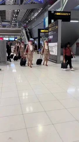 They are so friendly✈️❤️‍🔥✨#cabincrew #flightattendant #แอร์โฮสเตส #emirates #cabincrewlife 