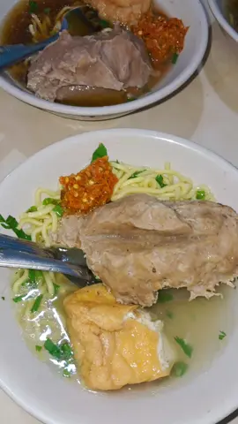 Mentahan video makan bakso,,  jngan dtonton smpe akhir, gagal estetik,, 😌 #mentahan #bakso #baksolonjong #kuliner 