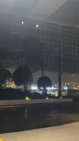 Situaton as of 7:30 pm Nov 9 outside Megamall. Metro Manila is feeling the fury of Super Typhoon #Uwan (Fung-wong) right now! Visibly fewer mallgoers and some shops are closed. Stay safe everyone! If you're outside, please find secure shelter immediately. 🙏 #fungwong #supertyphoon #philippines 