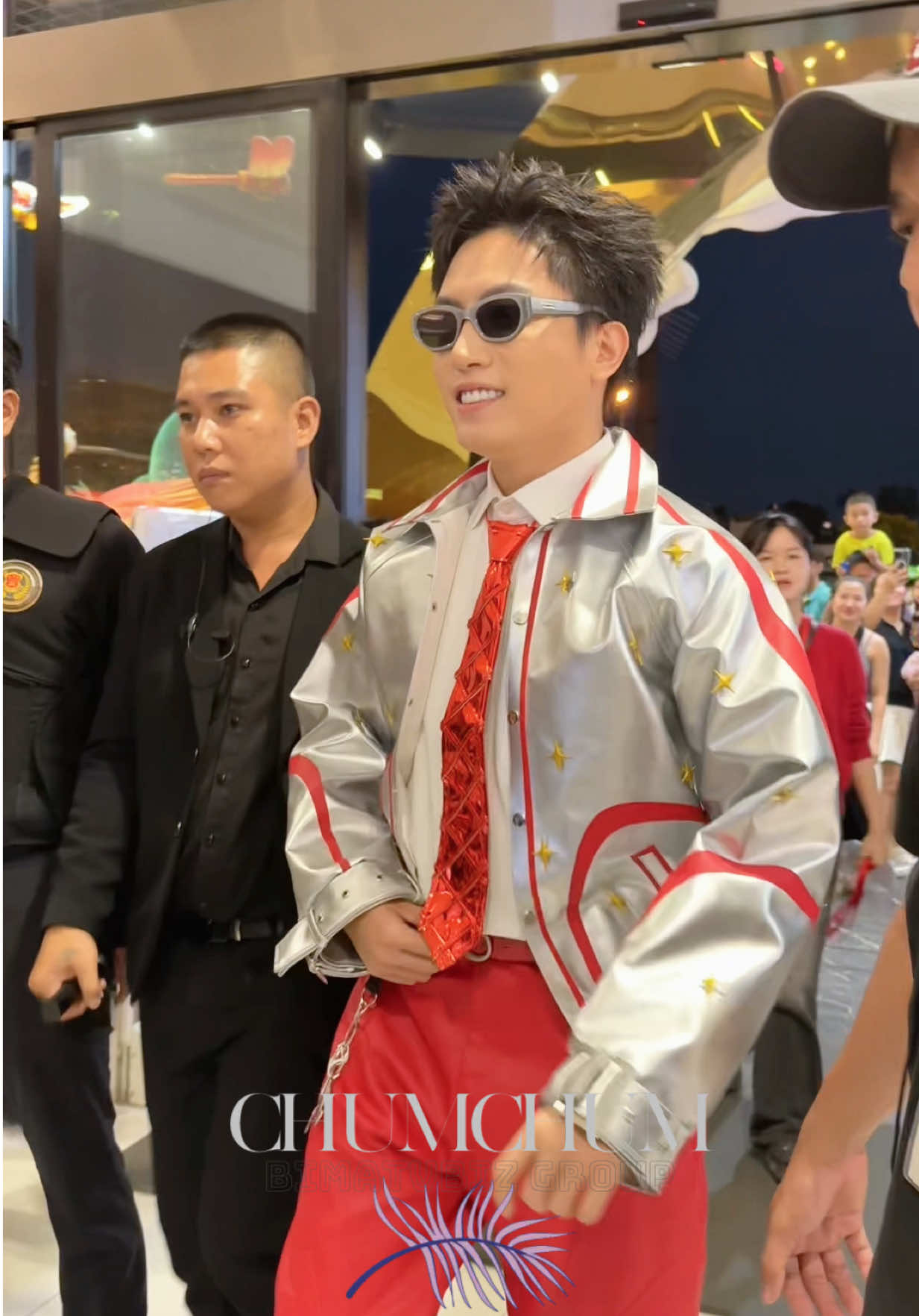 Tú Voi xuất hiện với giao diện cực bảnh trai và được một em bé gọi là “siêu nhân bạc” 🤣 tại ngày hội Vẽ chuyện lớn của Nutifood GrowPlus+ #NutifoodGrowPLUS #Ngayhoivechuyenlon  #NutifoodGrowPLUStangcan #SuyDinhDuong #NutifoodGrowPLUSbychumchum