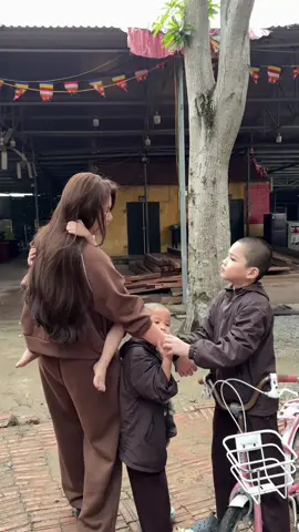 Nếu ta không có vật chất để cho đi, thì hãy đến Chùa La một lần,chơi cùng các em nhỏ nơi đây. Chỉ cần một nụ cười, một cái ôm, cũng đủ để các em quên đi những buồn tủi, và cũng đủ để ta nhận ra — trong ánh mắt hồn nhiên ấy, chính chúng ta cũng đang được chữa lành, được nhắc mình rằng vẫn còn giá trị, vì vẫn biết yêu thương. 💛 #ChùaLa #LanTỏaYêuThương #PhậtPhápNhiệmMàu #TừBi #ThiệnNguyện   