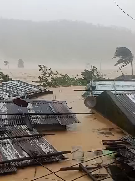 BAHA SA CATANDUANES, UMABOT NA HALOS HANGGANG BUBONG Halos mga bubong na lamang ng mga kabahayan ang makikita sa Brgy. District 3, San Miguel, Catanduanes matapos ang malakas na pag-ulan bunsod ng Super Typhoon Uwan. Agad na nagsagawa ng rescue operations ang mga awtoridad upang mailigtas ang mga residente sa apektadong komunidad. 📸: MDRRMO San Miguel, Radyo Pilipinas
