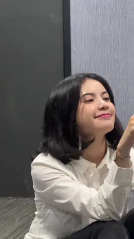 Rambut aku udah gondrong ajaaa