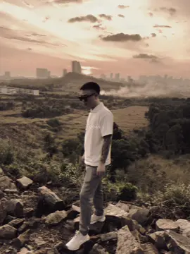 Coming and going are like the free wind; listen, forget, and go with the flow; walk, observe, and be at ease.