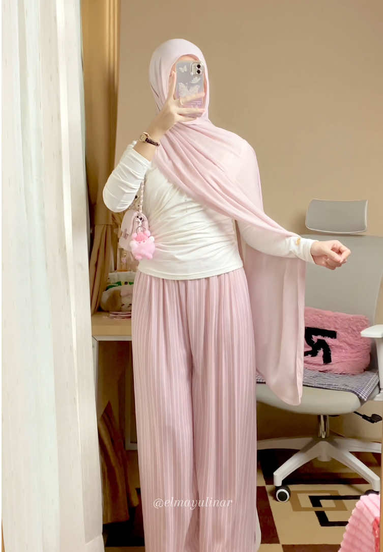 suka banget sama celananya, bahannya adem terus ga kakuu jadi nyaman banget pas dipake🥰💗 #OOTD #celana #kallyoutfit #celanastripe #kulot 