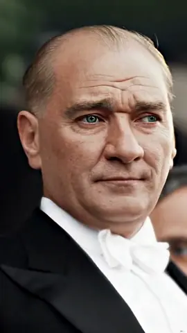 Atatürk’ün ideallerinin ışığında, onun akıl ve bilime dayalı fikirlerini rehber edinerek yürümeye devam edeceğiz. Cumhuriyetimizin değerlerini koruyacak, çağdaş, özgür ve üretken bir toplum olma hedefinden asla vazgeçmeyeceğiz. Onun gösterdiği yolda ilerlemek, geçmişimize saygının ve geleceğe olan inancımızın en güçlü ifadesidir. #atatürk #10kasım 