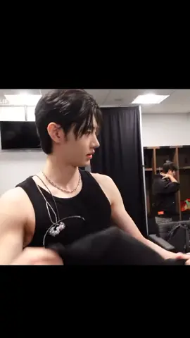 badan lu hoon😭👋 enhypen walk the line us behind #sunghoon #enhypen 