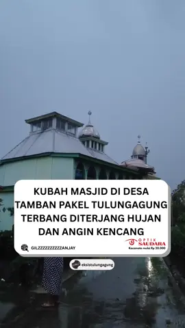 Hujan deras disertai angin kencang yang melanda wilayah Desa Tamban, Kecamatan Pakel, Kabupaten Tulungagung, Minggu sore (10/11), menyebabkan kubah sebuah masjid bergeser dari posisinya. Kubah tersebut tampak berpindah tempat namun masih berada di atas bangunan masjid.  Warga sekitar sempat panik menyaksikan peristiwa itu karena khawatir kubah akan jatuh. Beruntung, tidak ada korban jiwa dalam kejadian ini, meski beberapa bagian atap masjid mengalami kerusakan  _____ #EksisTulungagung #Tulungagung 