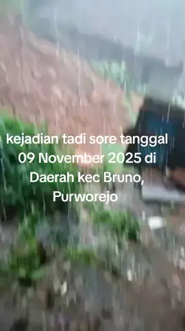 akibat hujan deras 2 rumah warga  terkena longsor, kejadian nya di desa si gebang , gowong, Bruno Purworejo tadi sore di #akibathujanderas #longsor #bruno #purworejo #bencana 