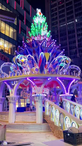 📍Taipei City Hall Square | 市府廣場 “Masih setengah jadi aja udah secantik ini… gimana nanti pas semua lampunya nyala bareng? 🎄💖 Kayaknya Natal tahun ini bakal lebih gemerlap di Taipei ✨” 🚆 Rute cantik menuju ke sini: dari Taipei Main Station (台北車站) naik MRT Blue Line (板南線) arah Nangang Exhibition Center (南港展覽館) → turun di Taipei City Hall Station (市政府站) → keluar lewat Exit 2 → jalan pelan sekitar 3–5 menit dan… lampu-lampu warna-warni mulai menyambutmu ✨ #Tai#TaipeiCityHallristmas #taiwan #tiktok #fyp 