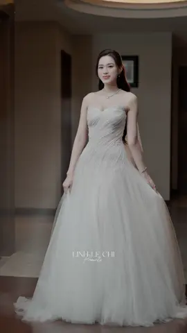 Đắm chìm trong vẻ đẹp sang trọng, cao nhã và vô cùng dịu dàng của nàng hậu Đỗ Hà trong lễ cưới. Cô dâu đúng chuẩn bước ra từ tiểu thuyết, ai xin vía thì xin vía liền đi nha 🥰 #linhlechiteam #hoahaudoha #vietvuongdoha #dohawedding #damcuoidoha