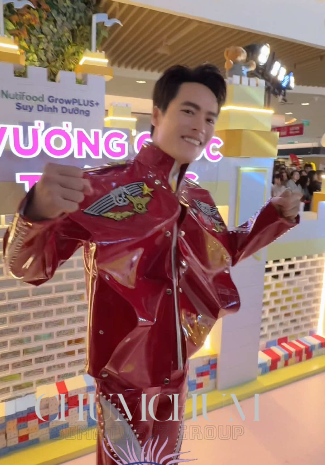 Hôm nay anh Võ Tấn Phát diện nguyên cây “siêu nhân đỏ” giáp đồ là trang hih đầy đủ hết để tham gia ngày hội Vẽ chuyện lớn của Nutifood GrowPlus+ #NutifoodGrowPLUS #Ngayhoivechuyenlon  #NutifoodGrowPLUStangcan #SuyDinhDuong #NutifoodGrowPLUSbychumchum