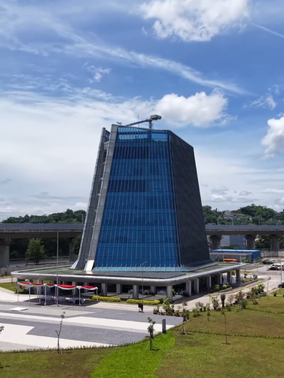 Hallo #sobatwika Setelah pembangunan kawasan seluruh gedung dan infrastruktur di kampus Unjani selesai, selanjutnya mimin mau keliling kampus sambil ngonten, kalo ketemu sapa mimin yah! stay tune!! #ptwijayakarya #wikanewunjani #unjani #cimahi