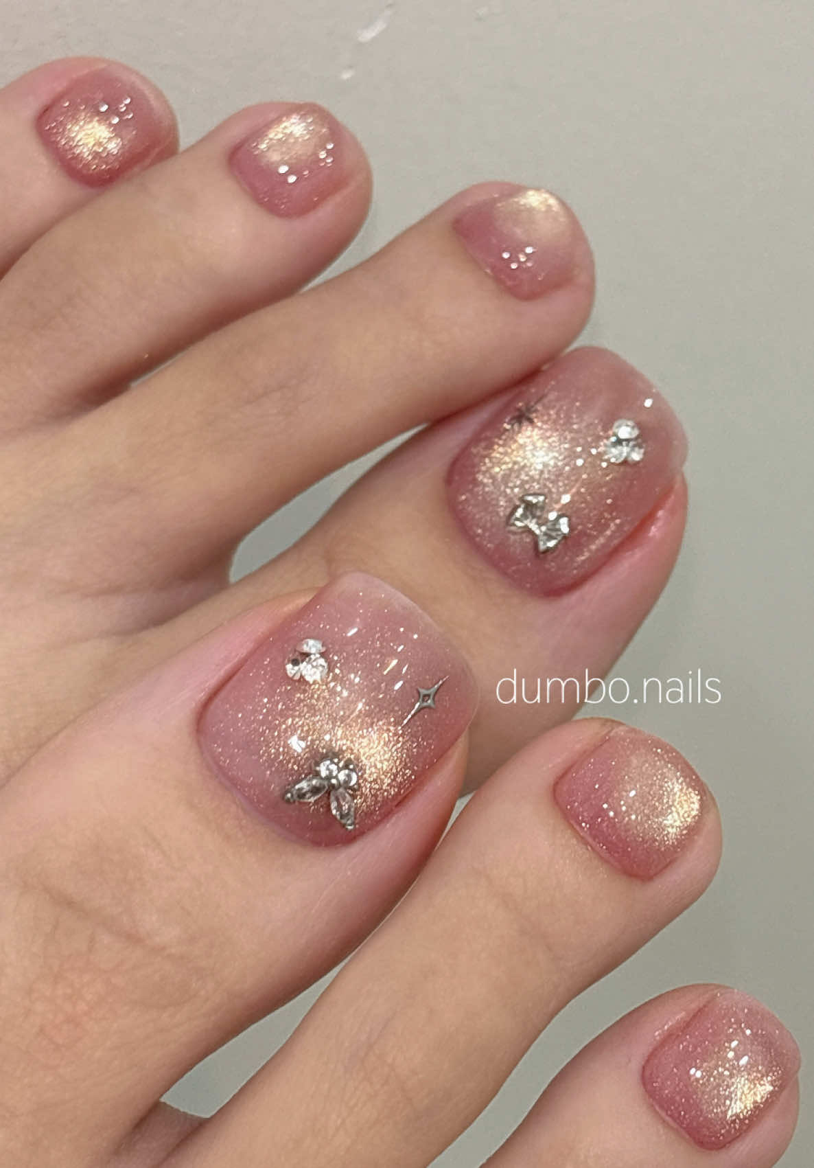 Cả nhà cho xin tip chụp mắt mèo mà nó đẹp mà nó trong như ở ngoài được không ạ 🥲 mã mắt mèo hồng ánh vàng này ở ngoài rất sáng lun á mà lên vid không có bằng đccc #nailmatmeo #fyp #nailhanquoc #nailbling #nailchan