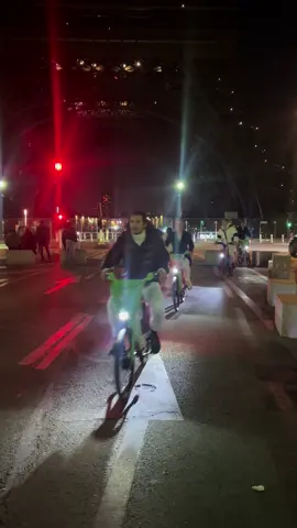 5 sperduti per parigi 😂 #perte #foryou #fyp 